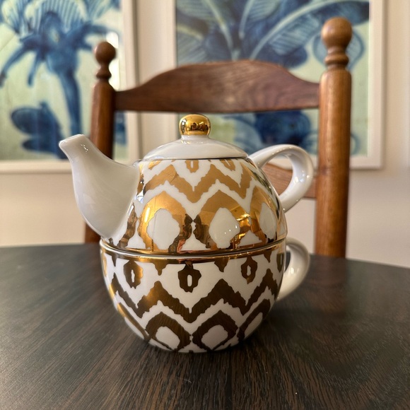 C. Wonder Stackable White & Gold Teapot Limited Edition - Picture 8 of 14